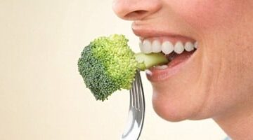 كيف يساعد التفاح والبروكولي في حرق دهون البطن بفعالية؟