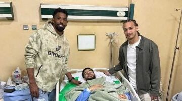 لاعب فاركو المتسبب في إصابة القندوسي يزوره في المستشفى ويقدم الاعتذار