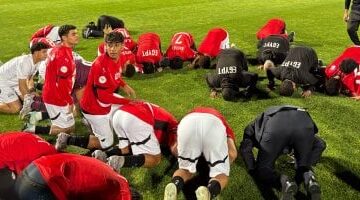 لاعبو منتخب مصر للناشئين يحتفلون بالتأهل لكأس العالم على أنغام "بشرة خير".. فيديو