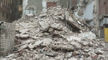 لحظة إزالة عقار آيل للسقوط فى حى الجمرك بالإسكندرية.. فيديو وصور