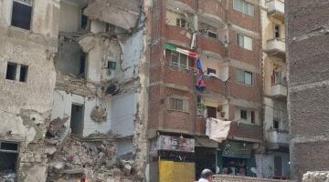 لخطورته الداهمة.. هدم عقار آيل للسقوط فى حى الجمرك بالإسكندرية.. فيديو