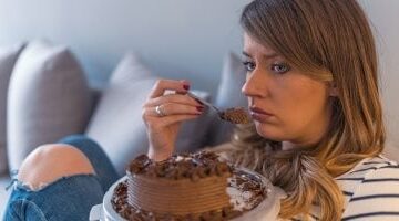 ما هو الأكل العاطفى.. نصائح للتغلب على هذه المشكلة