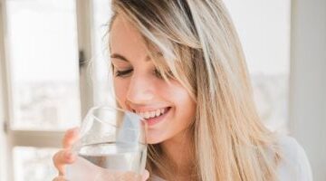 ماذا يحدث فى جسمك عندما تشرب الماء الدافئ بعد تناول الطعام؟