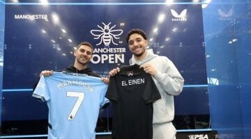 مرموش يساند أبطال الاسكواش المصرى ويتبادل قميصه مع على أبو العينين.. صور