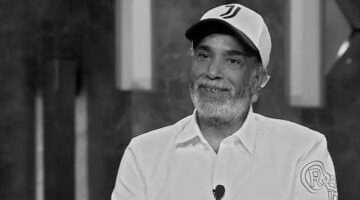 ملامح الحزن تسيطر على نجوم الفن في عزاء سليمان عيد.. فيديو
