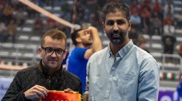 مهند مجدي يقدم درع الأهلي هدية لنائب رئيس اللجنة المنظمة لبطولة أفريقيا لكرة الطائرة