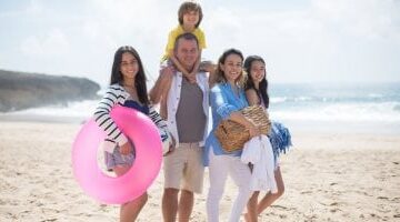 نصائح طبية للوقاية من الجفاف وضربة الشمس عند الأطفال
