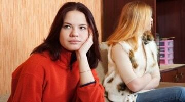هل "الغيرة الشديدة" شعور طبيعى.. ما علاجها