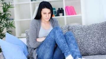 هل تعانين من الانتفاخ والأرق؟ ما دور التهاب بطانة الرحم