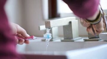 هل تنظيف أسنانك بالفرشاة يقى من السرطان؟