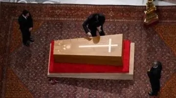 وداع تاريخي للبابا فرنسيس.. حشد من 200 ألف يودع "بابا السلام" في حدث مؤثر (فيديو)