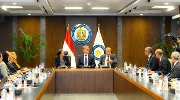 وزراء البترول والبيئة والطيران يبحثون التعاون في مشروع انتاج وقود الطائرات المستدام
