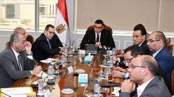 وزير الإسكان يستعرض عددا من الفرص الاستثمارية والخطة الترويجية لبعض مشروعات الوزارة