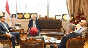 وزير الإسكان يلتقى رئيس الهيئة الوطنية للصحافة لبحث أوجه التعاون المشترك