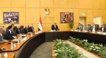 وزير الإسكان يلتقى مجموعة من المطورين وممثلي الكيانات العاملة بالساحل الشمالي الغربي