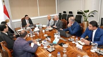 وزير الإسكان يُتابع موقف توريد وتركيب عدادات المياه مسبقة الدفع بالمدن الجديدة