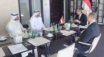 وزير الاتصالات يعزز تعاوناً في التعاقد والتصنيع المحلي للهواتف