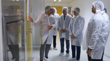 وزير الاستثمار والتجارة الخارجية يقوم بزيارة لإحدى شركات الأدوية التونسية
