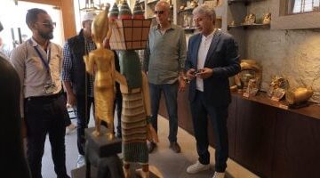 وزير السياحة يتفقد اللمسات النهائية لمشروع تطوير الخدمات بالأهرامات