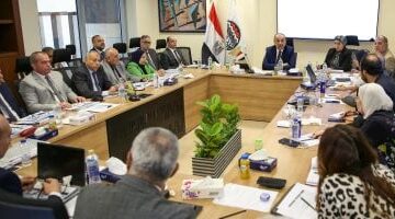 وزير قطاع الأعمال يعقد اجتماعا لمتابعة مستجدات العمل في "القابضة للتشييد"