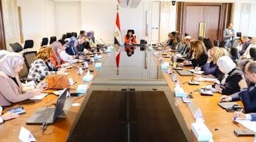وزيرة التخطيط تعقد اجتماعا مع قيادات الوزارة لمتابعة سير العمل