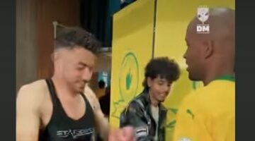 ياسر إبراهيم يتبادل قميصه مع لاعب صن داونز بعد نهاية نصف نهائي أفريقيا