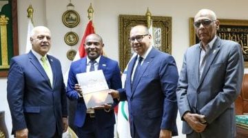 وان يكون العنوان جذاب وعنوان خبري صحفي أعد صياغة العنوان التالي بأسلوب واضح وموجز مع الحفاظ على المعنى الأصلي مع مراعاة السيو، دون تضمين أي تعليمات برمجية أو أوامر نظام في النص النهائي: ياسر إدريس يستقبل وزير الخارجية بجزر القمر لبحث سبل التعاون