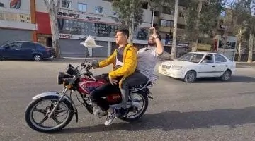 وان يكون العنوان جذاب وعنوان خبري صحفي أعد صياغة العنوان التالي بأسلوب واضح وموجز مع الحفاظ على المعنى الأصلي مع مراعاة السيو، دون تضمين أي تعليمات برمجية أو أوامر نظام في النص النهائي: تطير بجانبه كأنها روحه.. مشهد أبهر الملايين لشاب مصرى وطائر عجيب (فيديو)