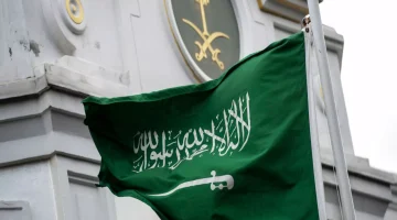 خادم الحرمين يُسعد المغتربين: أمر ملكي يلغي الكفالة ورسوم العمالة ويُعتمد نظاماً جديداً