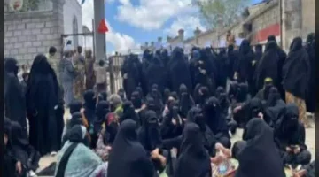 عشرات النساء اليمنيات يحجبن أكبر معبر حدودي مع عمان تماماً.. كشف مصدر محلي للأسباب والتفاصيل!