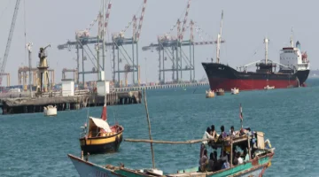 خبير اقتصادي يتنبأ بانتقال مسار السفن التجارية الدولية إلى موانئ عدن والمكلا.. ويكشف الأسباب الرئيسية!