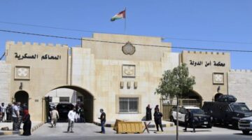 الأردن: حكم بالسجن 20 عاماً على أربعة إرهابيين بتهمة حيازة مواد متفجرة وأسلحة.