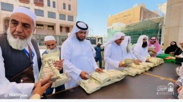 الشؤون الدينية بالمسجد النبوي تُرحّب بأوائل الحجاج وتهديهم هدايا مميزة