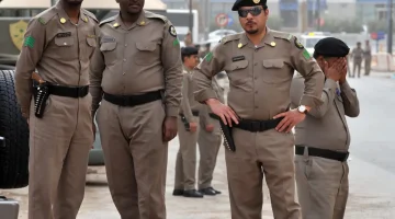 الأمن السعودي يضبط يمنيًا يروج لحملات الحج ويعتقل 20 مخالفًا آخرين