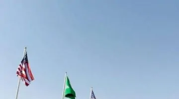 شوارع الرياض تضيء بالأعلام السعودية والأمريكية في احتفال غنائي