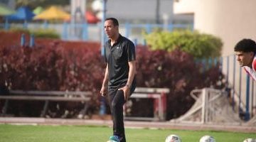 أحمد عبد العزيز يقدم محاضرة فنية للاعبي سموحة قبل المباراة الحاسمة أمام زد
