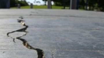 تحذيرات عاجلة من تسونامي بعد زلزال قوة 6 في الصباح.. شاهد الفيديو!
