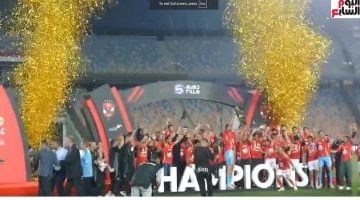 تليفزيون اليوم السابع يوثق احتفال لاعبي الأهلي بدرع الدوري - شاهد الفيديو!