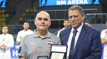 خالد فتحي يقدم درع اتحاد اليد هدية لنادي باستور