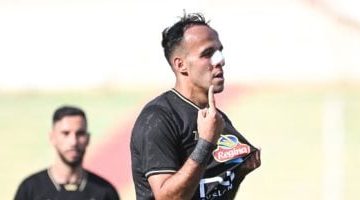 شاهد.. خطأ بسام يؤدي إلى إنفراد ناصر منسى في أول أهداف الزمالك أمام سيراميكا.. صور