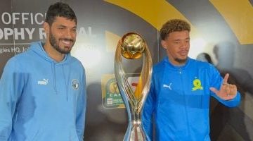 علي جبر وويليامز يحتفلان بصور تذكارية مع كأس دوري أبطال أفريقيا