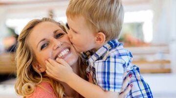كيف تجعل ابنك يثق بك ويشاطرك كل شيء؟ اتبع هذه الخطوات البسيطة
