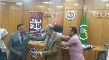 محافظ المنيا يسلم ملابس الإحرام لحجاج القرعة.. شاهد الفيديو الحصري