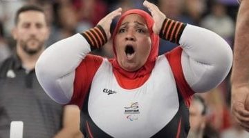 نادية فكري.. إرادة حديدية تتغلب على الإعاقة وأعباء الأمومة أمام عقارب الزمن