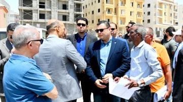 وزير الإسكان يجري جولة تفقدية للمحاور والطرق الرئيسية بالعاصمة الإدارية والقاهرة الجديدة