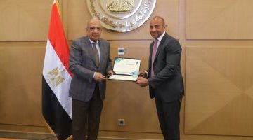 وزير الكهرباء يُسلم شهادات تأهيل لأربعة مشاريع طاقة جديدة مخصصة للمستهلكين الصناعيين