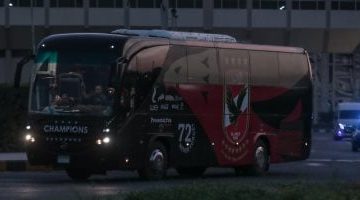 وصول حافلة الأهلي إلى استاد القاهرة استعدادًا لمواجهة حرس الحدود في الدوري المصري