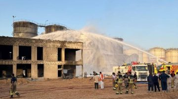 طوارئ الشارقة: السيطرة التامة على حريق ميناء الحمرية