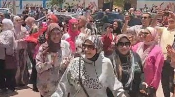 أمهات بأسيوط يستقبلن أبنائهن بالطبل عند لجان الإعدادية احتفالًا بالإجازة - فيديو