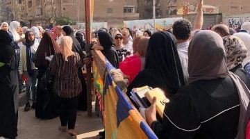 أولياء الأمور يرافقون الطلاب قبل دخول امتحانات الثانوية العامة في الغربية – فيديو
